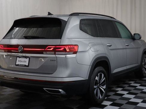 Used 2025 Volkswagen Atlas SE image 16