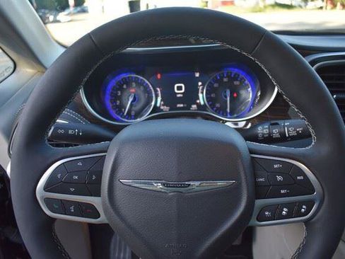 Used 2023 Chrysler Pacifica Limited AWD/4WD image 33