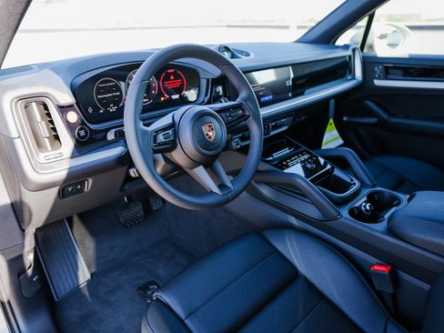 New 2025 Porsche Cayenne E-Hybrid image 4