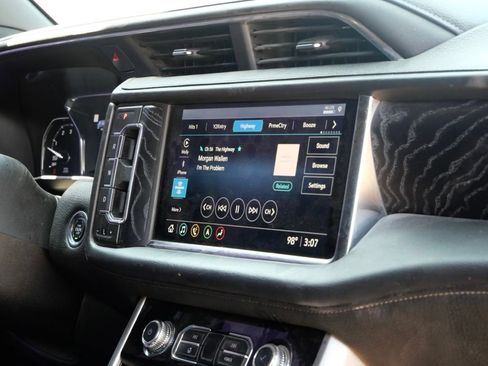 Used 2021 GMC Yukon Denali w/ Denali Premium Package AWD/4WD image 9