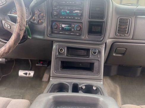 Used 2006 Chevrolet Silverado 2500 LT w/ Heavy-Duty Power Package image 16