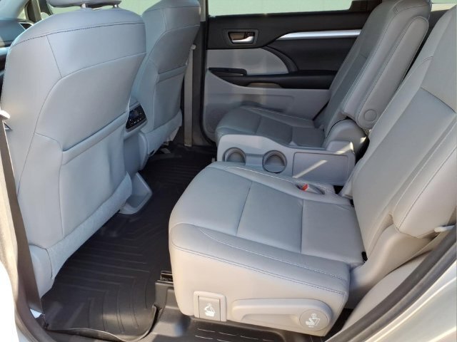 Used 2017 Toyota Highlander XLE AWD/4WD image 12