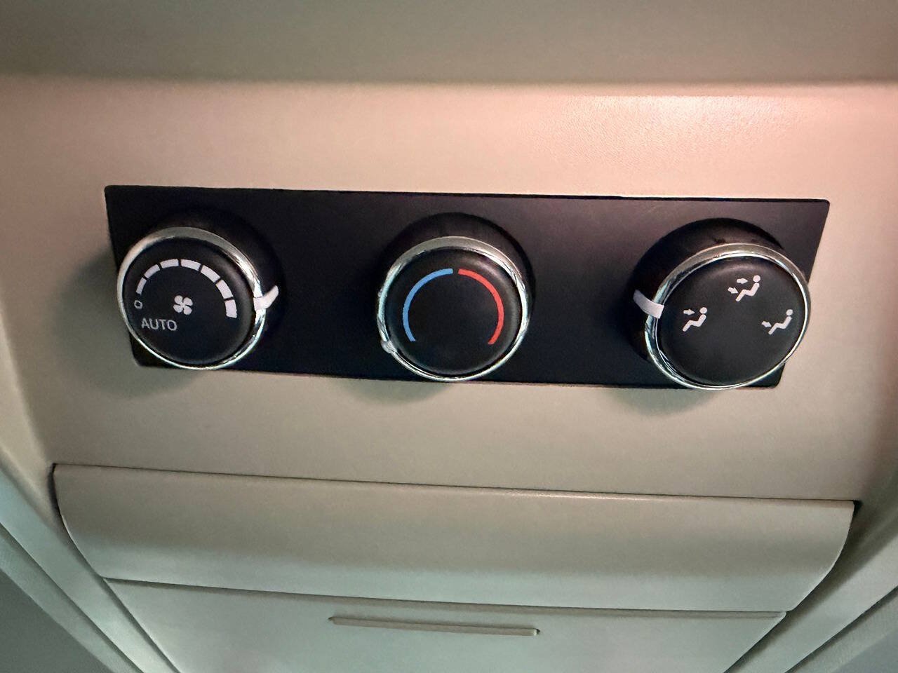 Used 2015 Chrysler Town & Country Touring FWD image 24