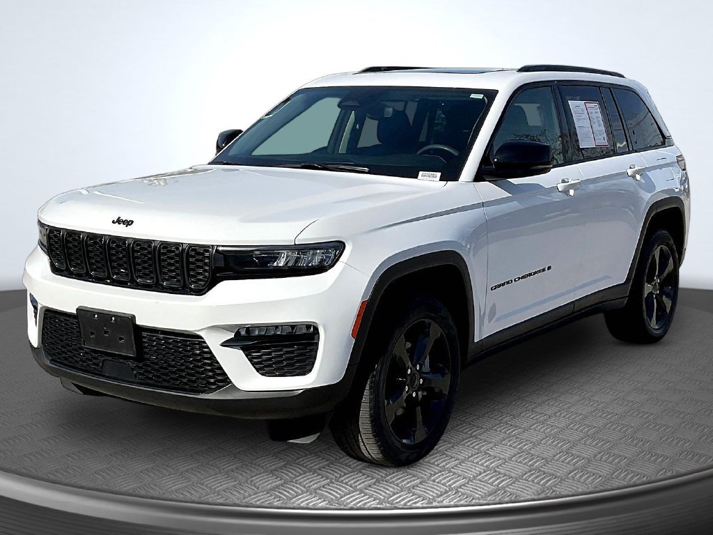 Used 2023 Jeep Grand Cherokee Limited w/ Black Appearance Package AWD/4WD image 3