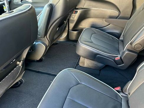 New 2026 Chrysler Pacifica Limited image 9