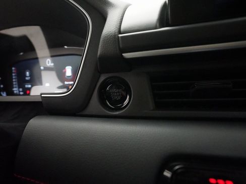 Certified 2025 Honda Pilot Black Edition image 32