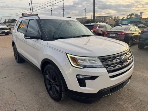 Used 2018 Ford Explorer XLT w/ Equipment Group 202A image 7