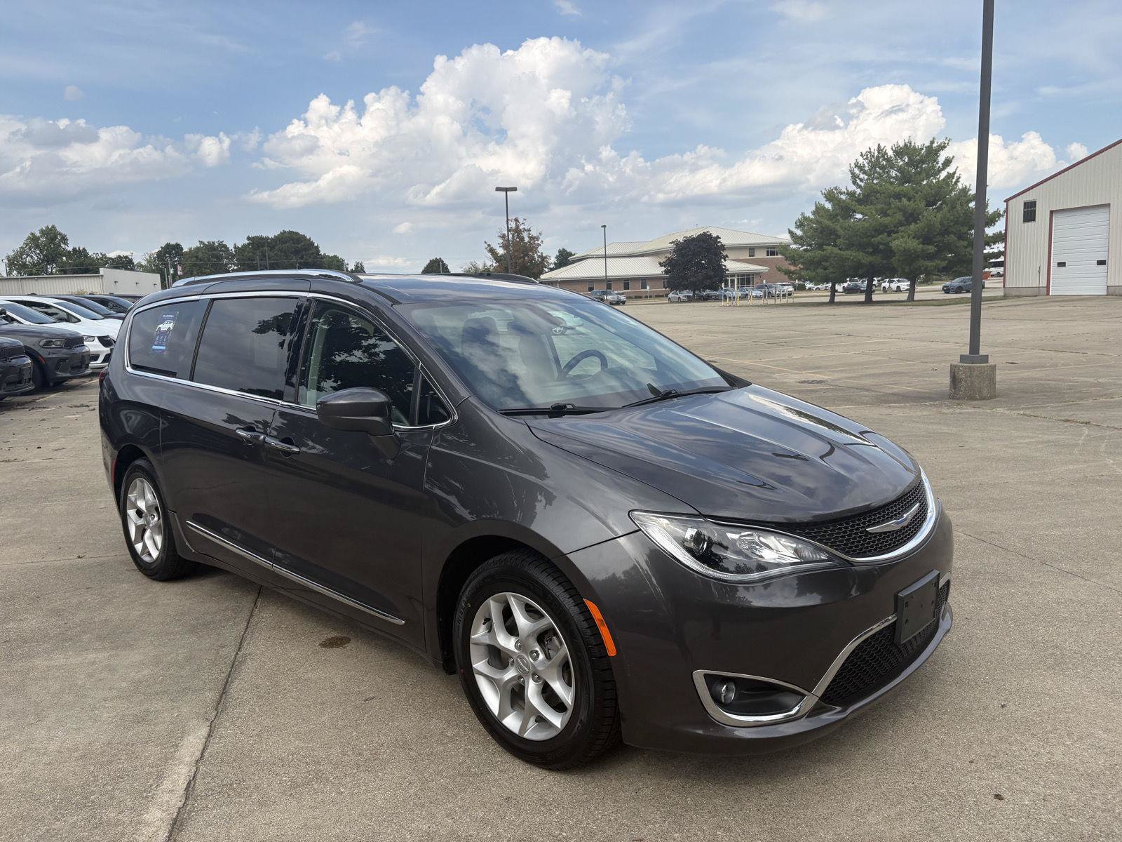 Used 2018 Chrysler Pacifica Touring-L w/ Tire & Wheel Group FWD image 2