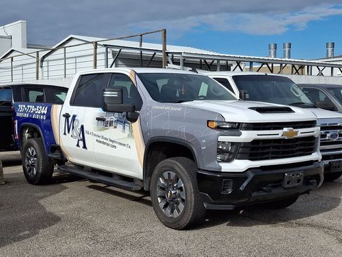 Used 2024 Chevrolet Silverado 2500 Custom w/ Custom Value Package image 2