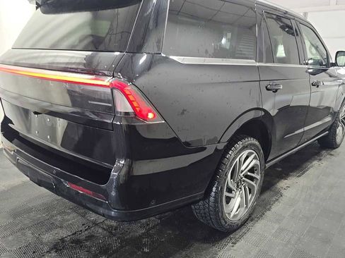 Used 2025 Lincoln Navigator Reserve AWD/4WD image 4