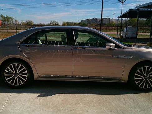 Used 2019 Lincoln Continental Select image 18