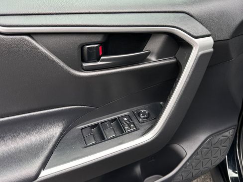 Used 2022 Toyota RAV4 LE image 16