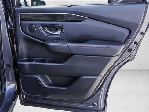 Used 2025 Honda Pilot Black Edition image 29