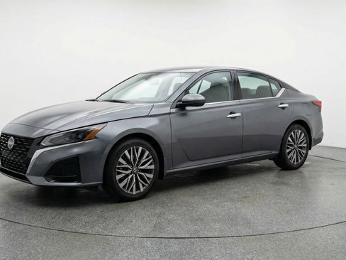 Used 2025 Nissan Altima 2.5 SV image 3