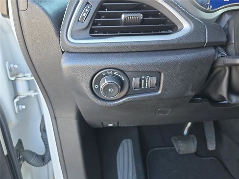 Used 2022 Chrysler Pacifica Touring-L w/ S Appearance Package image 29