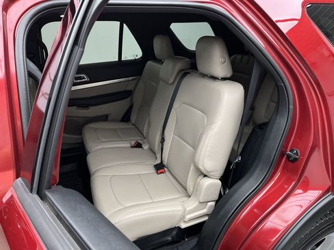 Used 2019 Ford Explorer XLT w/ Equipment Group 202A AWD/4WD image 13