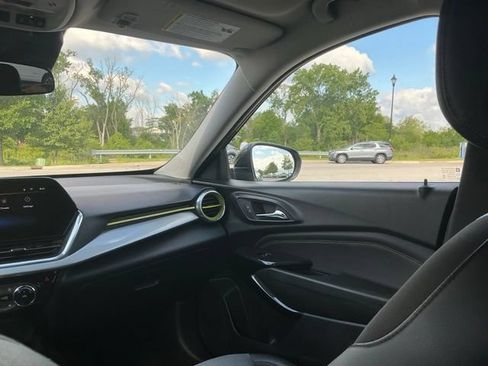Used 2024 Chevrolet Trax LT w/ Driver Confidence Package FWD image 28
