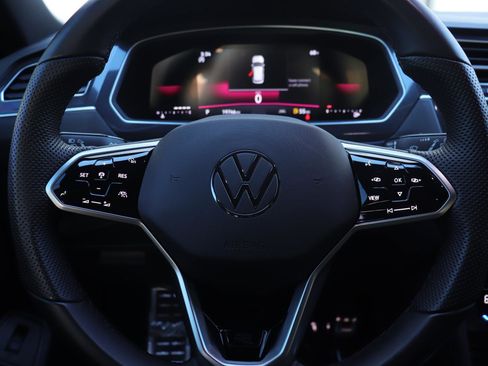 Used 2024 Volkswagen Tiguan SE R-Line image 29