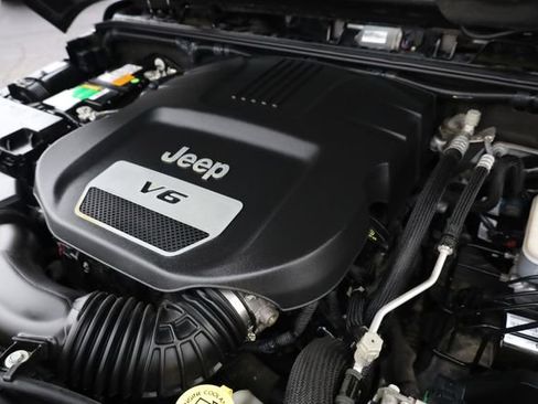 Used 2018 Jeep Wrangler Unlimited Rubicon w/ Connectivity Group image 9