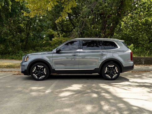 Used 2025 Kia Telluride S FWD image 6