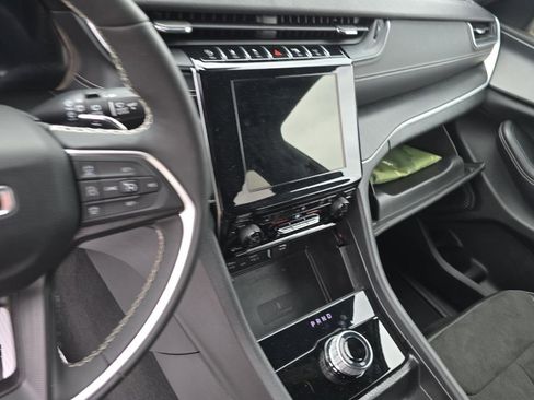 Used 2024 Jeep Grand Cherokee Altitude AWD/4WD image 9