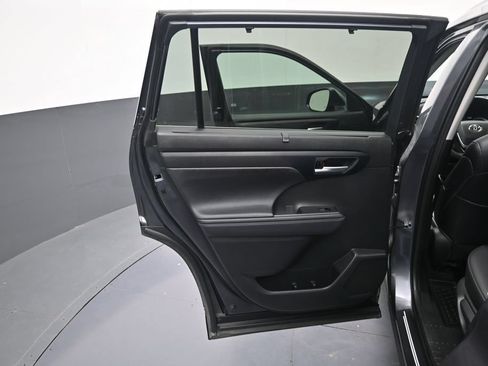 Used 2023 Toyota Highlander L AWD/4WD image 32