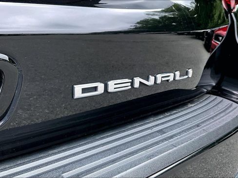 Used 2022 GMC Yukon Denali w/ Denali Premium Package AWD/4WD image 24