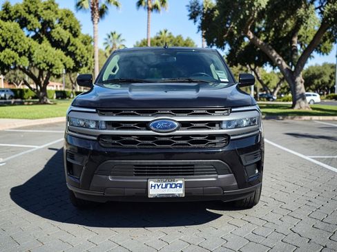 Used 2024 Ford Expedition Max XLT image 3