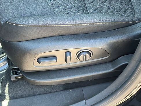 Used 2022 Chevrolet Equinox LT FWD image 11