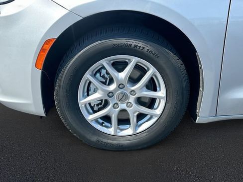 Used 2023 Chrysler Pacifica Touring-L FWD image 31