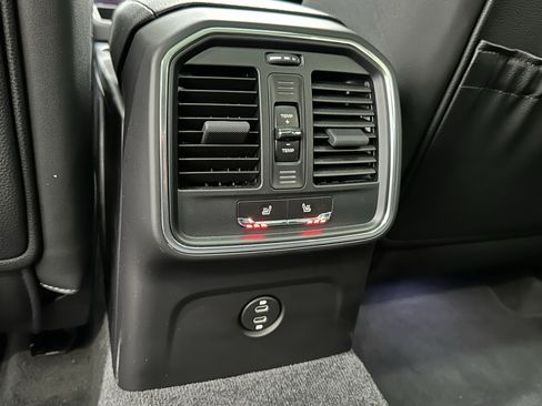 Certified 2025 Porsche Macan image 21