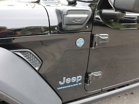 Used 2024 Jeep Wrangler Unlimited AWD/4WD image 11
