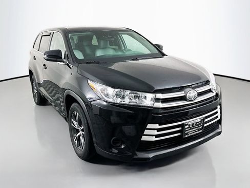 Used 2017 Toyota Highlander LE FWD image 1