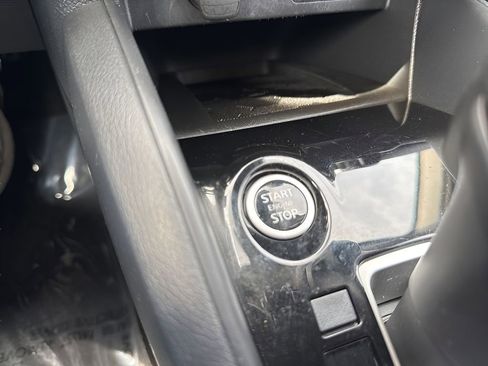 Used 2025 Nissan Versa SV image 19