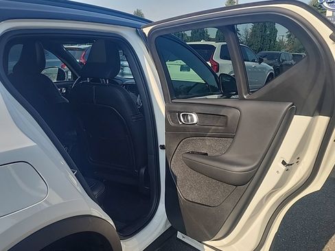 Used 2022 Volvo XC40 T5 R-Design w/ Advanced Package AWD/4WD image 17