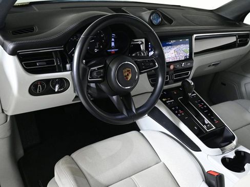 Certified 2024 Porsche Macan image 4