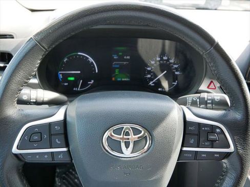 Certified 2024 Toyota Sienna XLE FWD image 25