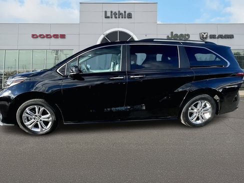 Used 2022 Toyota Sienna XSE image 3