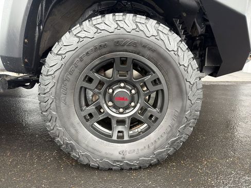 Used 2019 Toyota Tacoma TRD Off-Road w/ Technology Package image 6