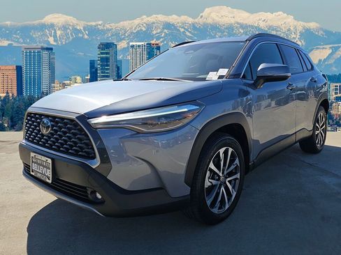 Used 2023 Toyota Corolla Cross XLE image 6