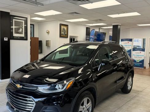 Used 2020 Chevrolet Trax LT w/ LT Convenience Package FWD image 2