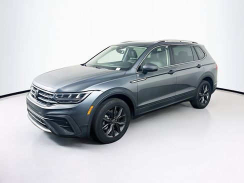 Used 2022 Volkswagen Tiguan SE w/ Panoramic Sunroof Package image 3