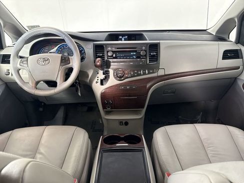Used 2013 Toyota Sienna XLE image 24