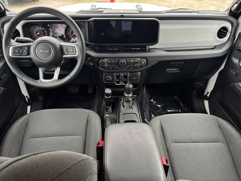 Used 2025 Jeep Wrangler Unlimited Sahara AWD/4WD image 35