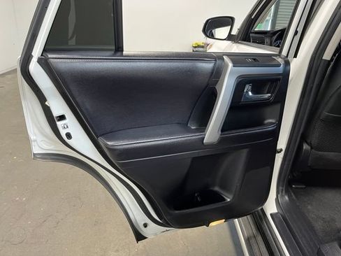 Used 2017 Toyota 4Runner SR5 AWD/4WD image 19
