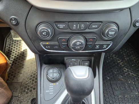 Used 2018 Jeep Cherokee Trailhawk w/ Comfort/Convenience Group image 11