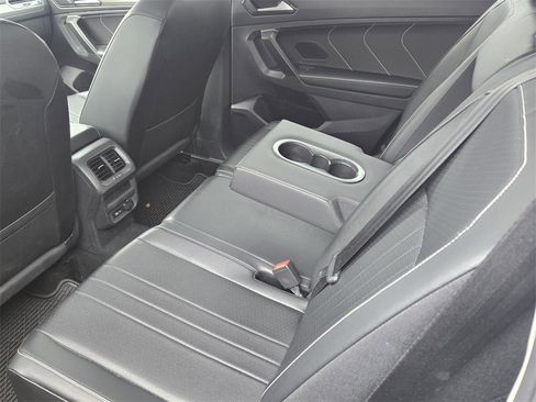 Used 2024 Volkswagen Tiguan SE w/ Panoramic Sunroof Package image 8