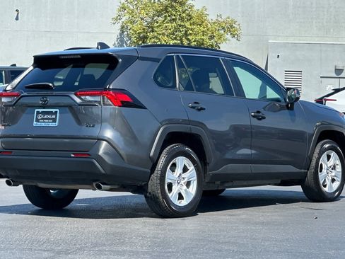 Used 2020 Toyota RAV4 XLE w/ Convenience Package FWD image 2