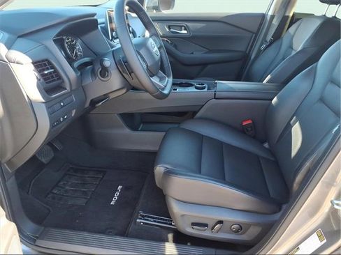 Used 2025 Nissan Rogue SV w/ SV Premium Package image 11