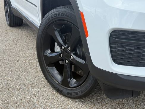 Used 2023 Jeep Grand Cherokee Altitude image 2